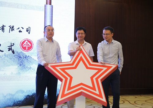 方正電子總裁楊斌（中）、華為中國區(qū)企業(yè)BG廣電媒資業(yè)務(wù)部副部長張宏中（右一）、方正電子數(shù)字出版與教育業(yè)務(wù)部總經(jīng)理劉長明（左一）共同發(fā)布融合云出版解決方案.jpg