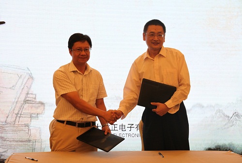 方正電子總裁楊斌（左）、國家開放大學出版?zhèn)髅郊瘓F總編輯、中央廣播電視大學出版社總編輯任巖（右）代表雙方簽約.jpg